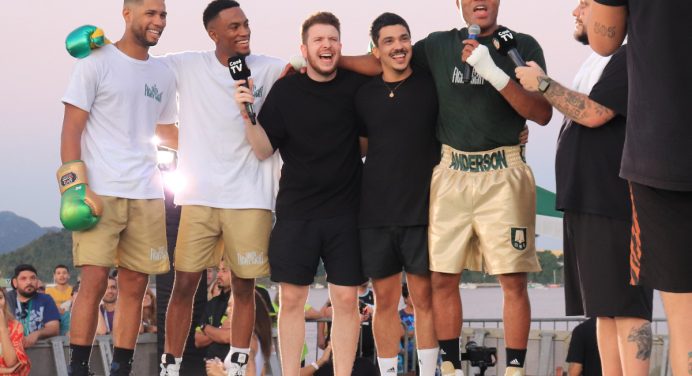 Anderson Silva quebra protocolo e levanta público em treino aberto no Rio de Janeiro