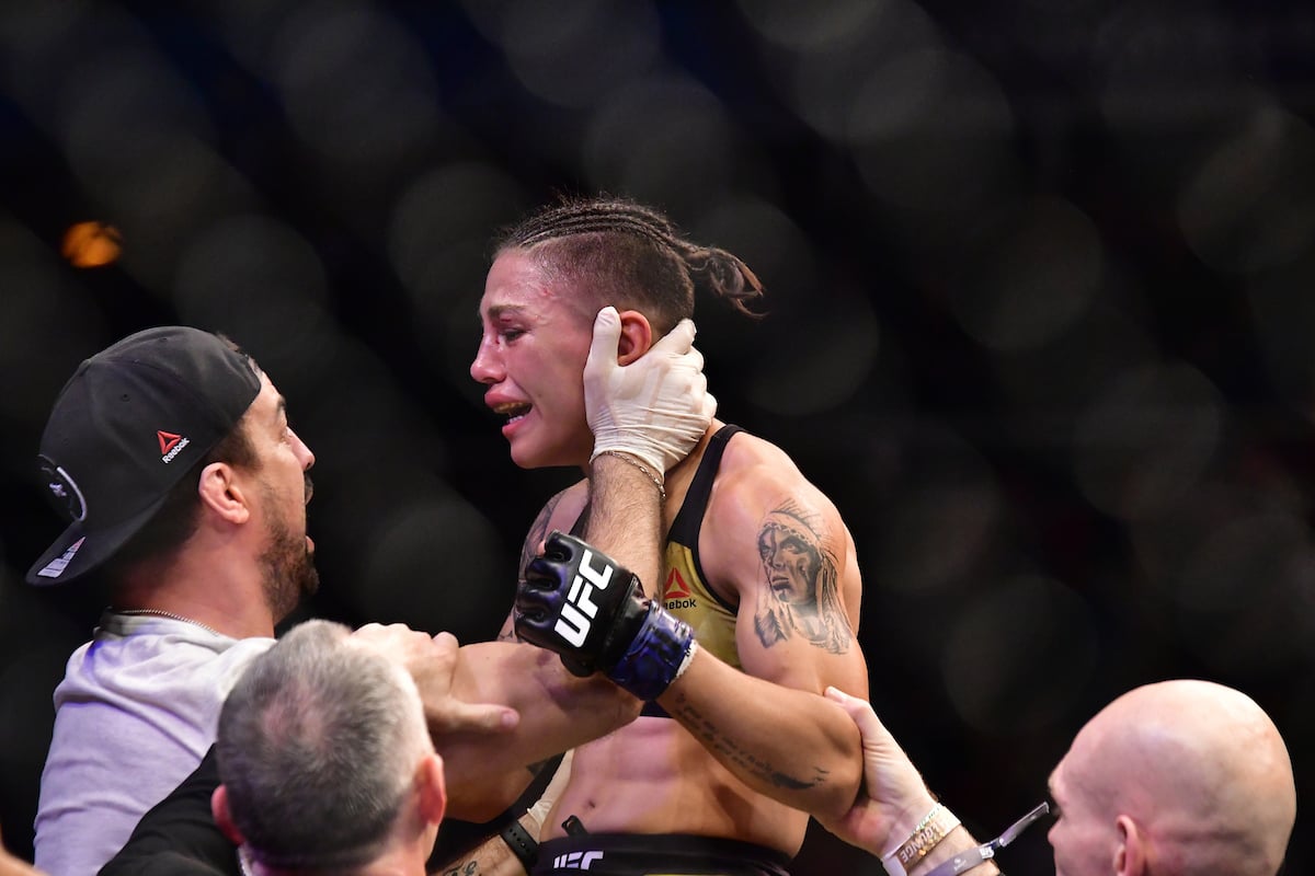 Jéssica Bate-Estaca comemora a conquista do título peso-palha do UFC com seu então treinador Gilliard Paraná.