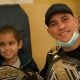Alex Poatan posa ao lado de criança diagnosticada com câncer
