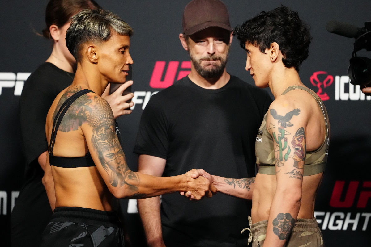 Amanda Lemos e Virna Jandiroba se cumprimentam antes do UFC Vegas 94