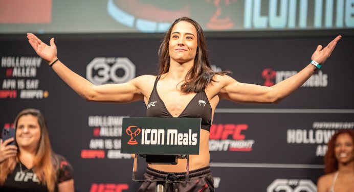 UFC 304: Dominante, Bruna Brasil vence Molly McCann em território hostil