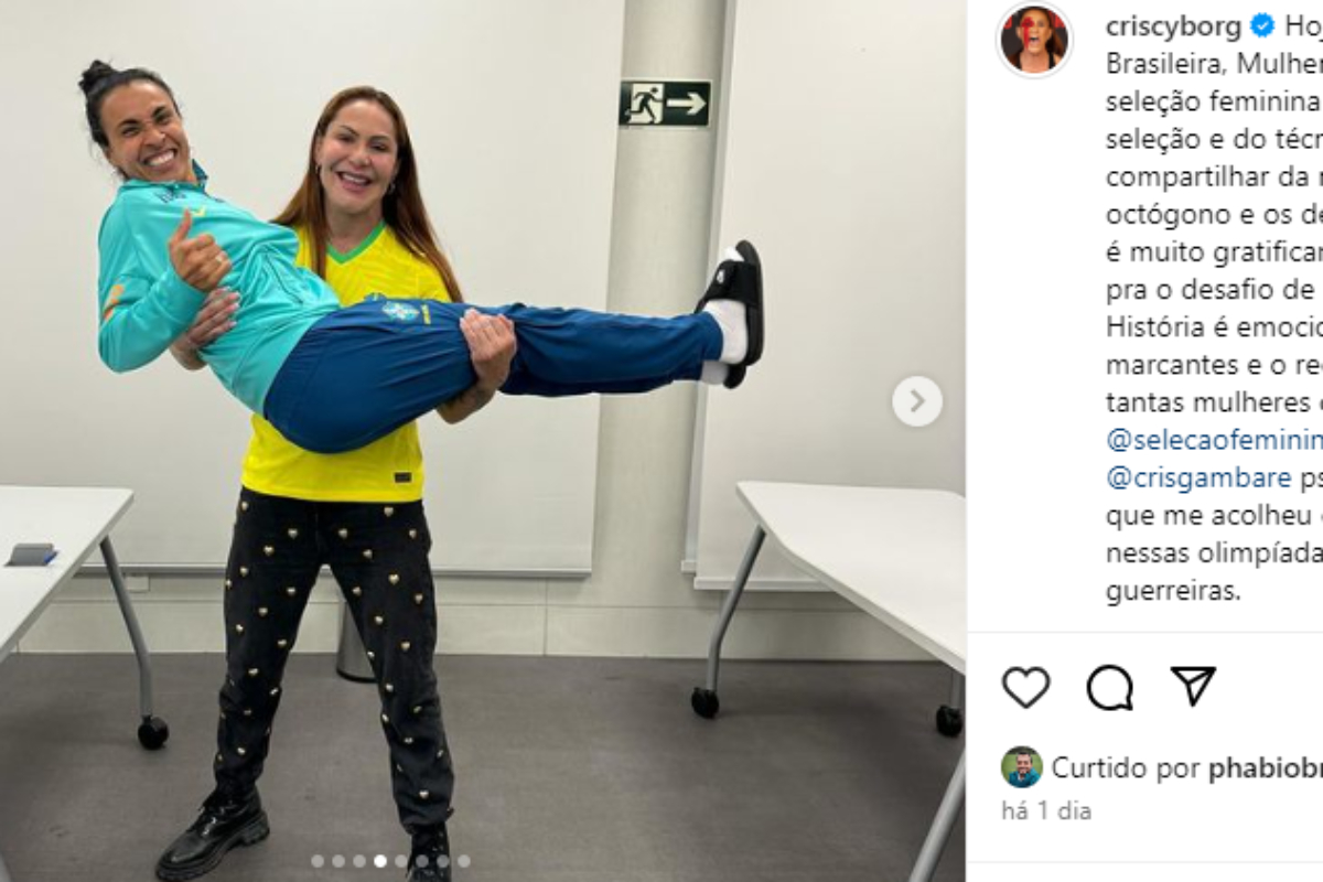 Cyborg e Marta posam para foto irreverente após a palestra