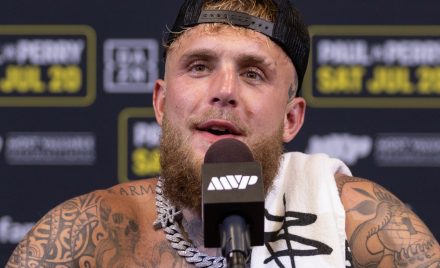 Jake Paul nocauteou Mike Perry no boxe.