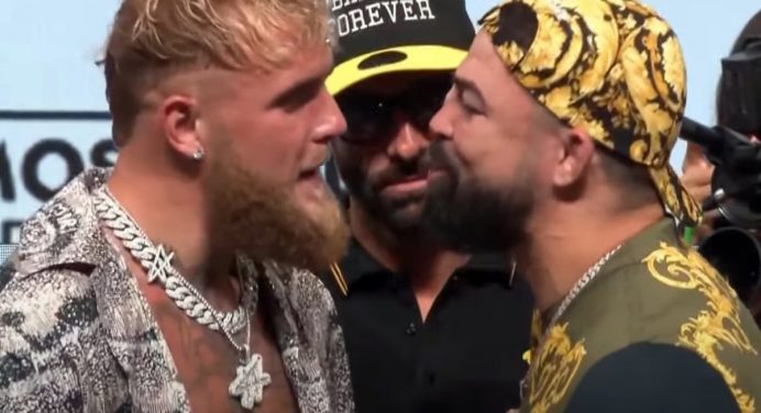 Jake Paul e Mike Perry protagonizam encarada tensa antes de luta de boxe; veja