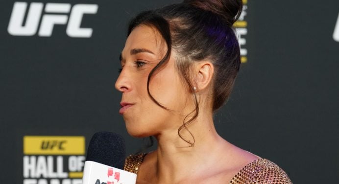 Joanna Jedrzejczyk explica misto de emoções ao ser homenageada no Hall da Fama do UFC