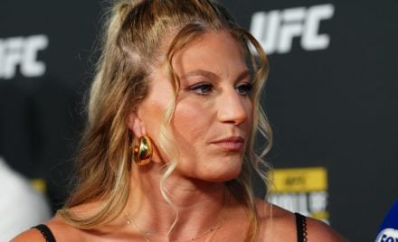 Kayla Harrison conversa com a imprensa durante o Hall da Fama do UFC em 2024