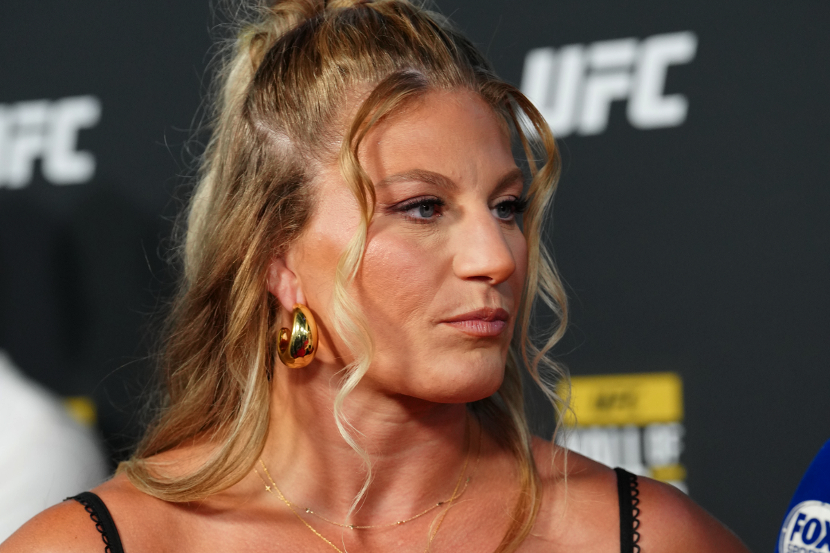 Kayla Harrison conversa com a imprensa durante o Hall da Fama do UFC em 2024