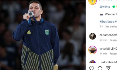 William Lima beija a medalha nos Jogos de Paris