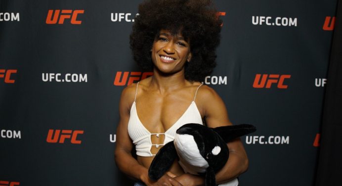 Angela Hill relembra treinos com “chata” Tabatha Ricci antes do UFC Vegas 96