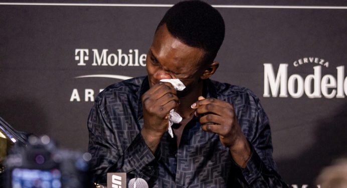 Israel Adesanya cai no choro ao ser provocado por Du Plessis na coletiva do UFC 305