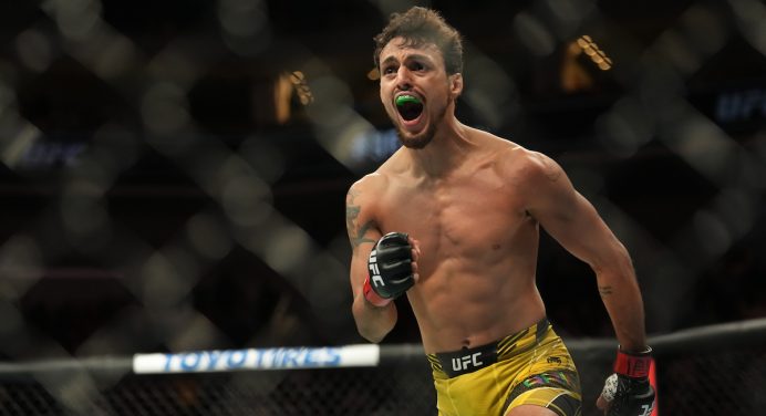 Ricardo Carcacinha se supera e vence rival australiano no UFC 305