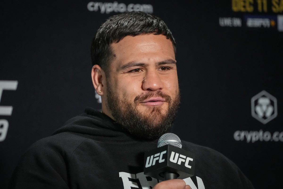 Tai Tuivasa encara Jairzinho Rozenstruik no UFC 305.