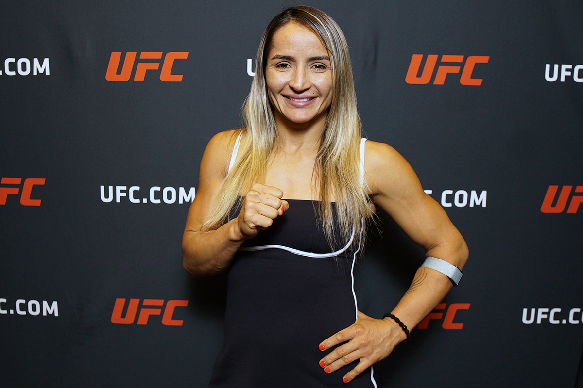 Talita Alencar posa para fotos após dar entrevista para a reportagem da Ag Fight