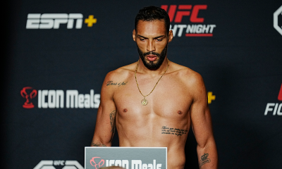 Bruno Blindado é fotografo enquanto sobe na balança durante uma pesagem oficial do UFC