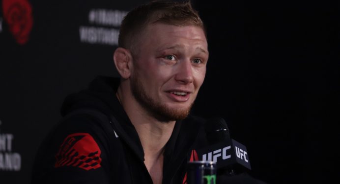 Acusado de violência doméstica, ex-UFC é liberado da prisão após pagar fiança