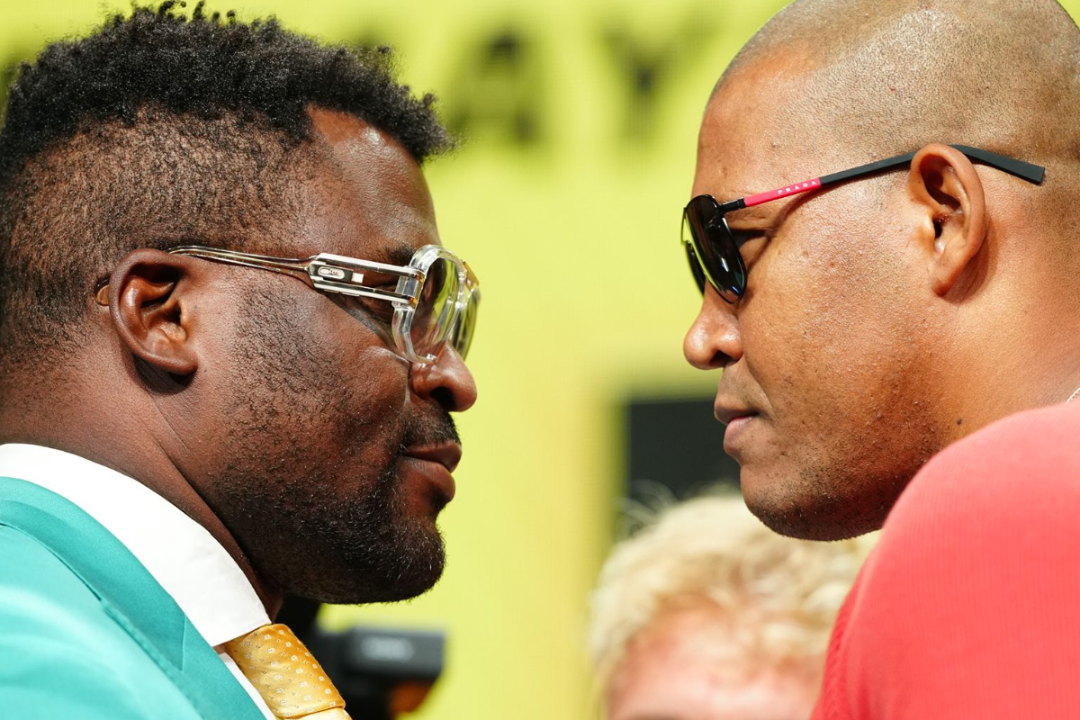 Francis Ngannou e Renan Problema ficam frente a frente durante coletiva da PFL