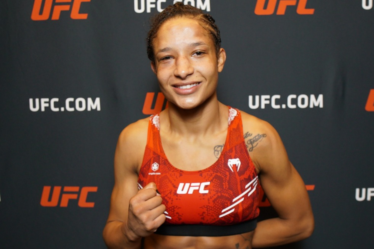 Jacqueline Cavalcanti posa para foto durante entrevista pós-vitória no UFC Vegas 96