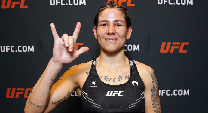 Karol Rosa revela nome de sua nova equipe após vitória no UFC Vegas 95