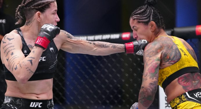 Karol Rosa controla rival e se recupera no UFC