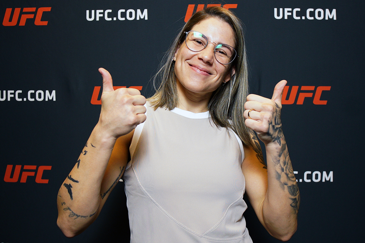 Karol Rosa posa para fotos após dar entrevista para a reportagem da Ag Fight