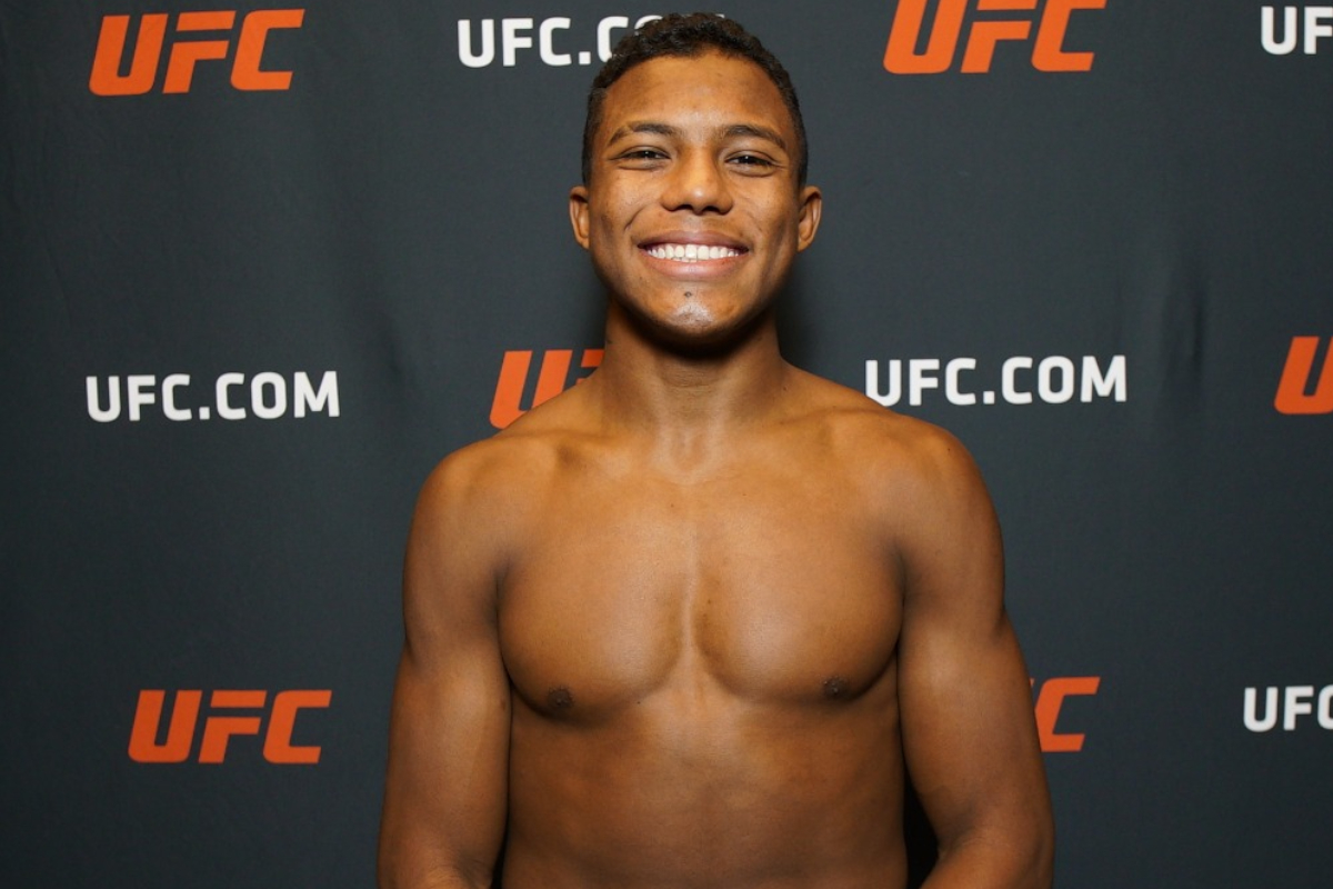 Mairon Santos sorri para a foto durante entrevista após vencer o TUF 32