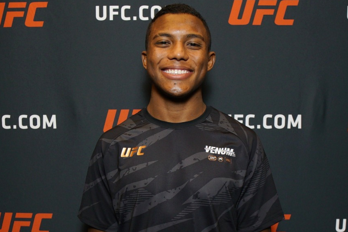 Mairon Santos sorri para foto durante entrevista antes do UFC Vegas 96