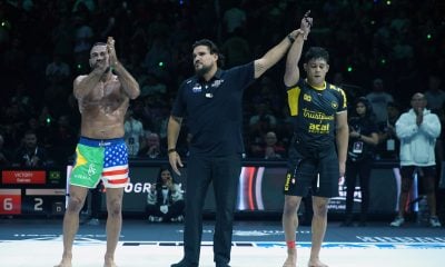 Mica Galvão tem o braço erguido após fazer a final contra Vagner Rocha no ADCC 2024