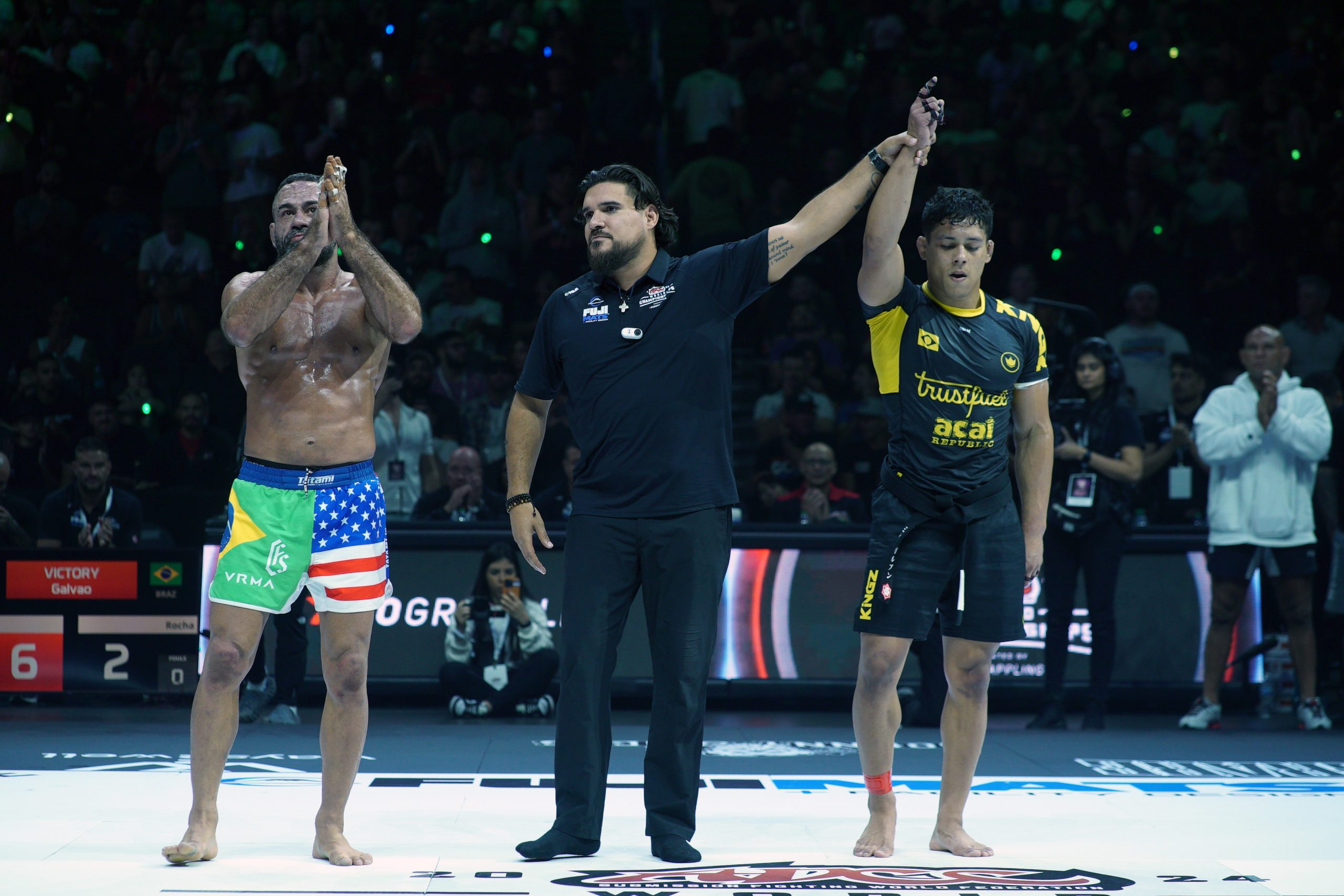 Mica Galvão tem o braço erguido após fazer a final contra Vagner Rocha no ADCC 2024