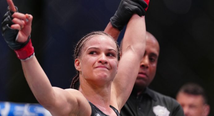 Stephanie Rondinha domina Talita Alencar e estreia com vitória no UFC