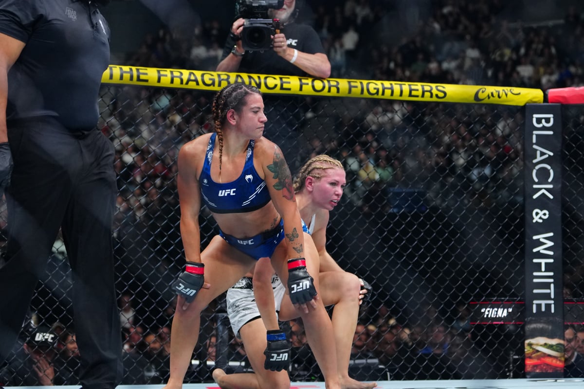 Ailin Perez comemora sua vitória no UFC Paris rebolando na cara de Darya Zheleznyakova.