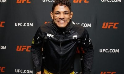 Gabriel Mosquitinho, de muletas, após vencer sua luta no UFC Vegas 97.