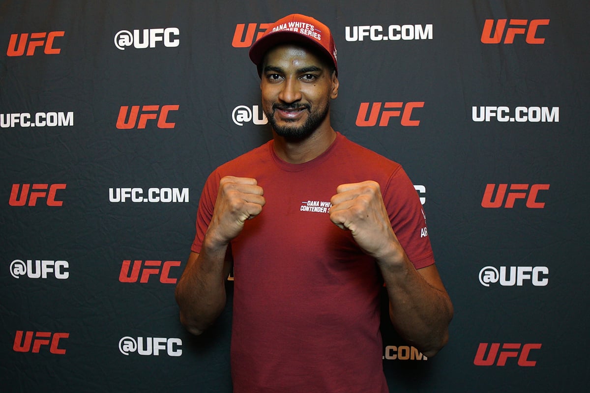 Kevin Christian posa para fotos após ser contratada pelo UFC via Contender Series