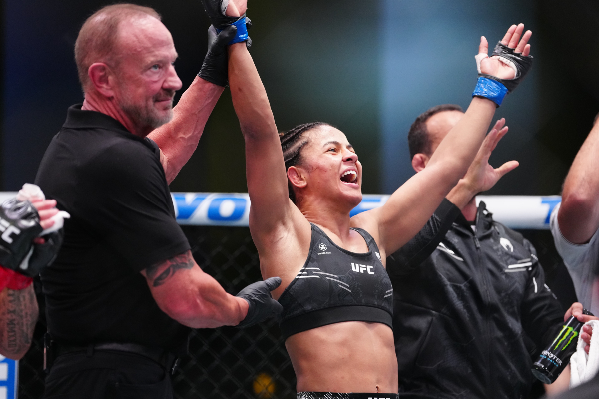 Natália Silva comemora a vitória sobre Jéssica Bate-Estaca no UFC Vegas 97.