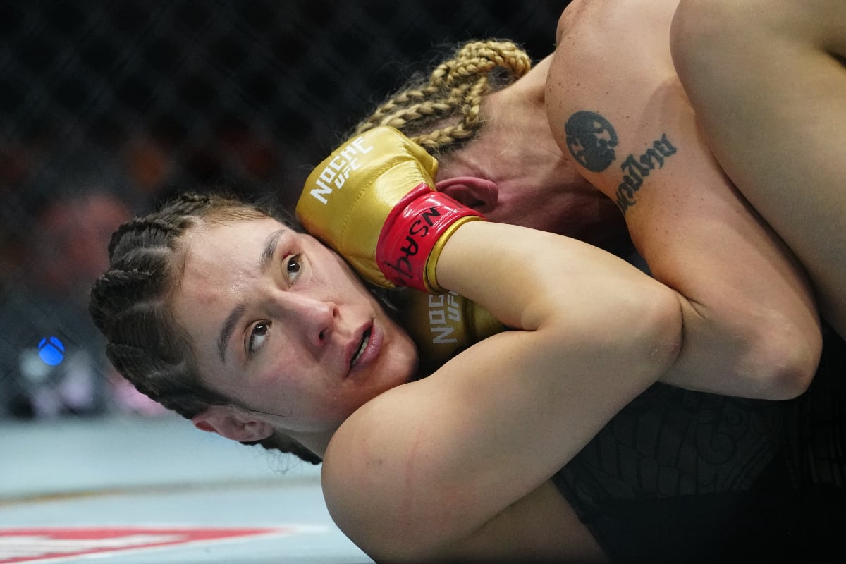 Alexa Grasso cai por baixo após ser derrubada por Valentina Shevchenko