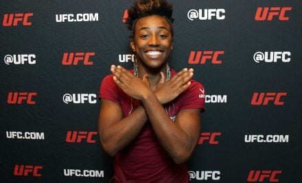 Alexia Burguesinha posa para fotos após ser contratada pelo UFC via Contender Series