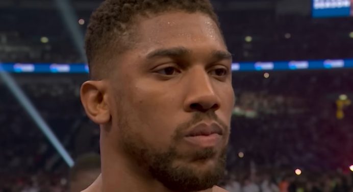 Ex-campeão mundial descarta aposentadoria do boxe após derrota por nocaute