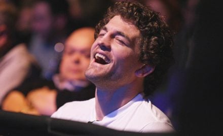 Ben Askren sorri na plateia durante evento do UFC