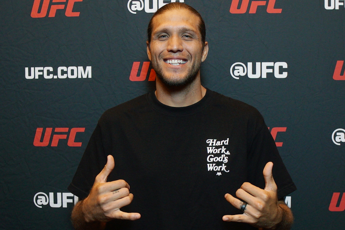 Brian Ortega sorri e posa para foto antes de entrevista no Noche UFC