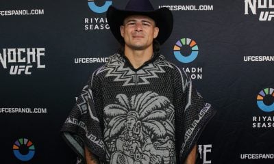 Diego Lopes posa com traje mexicano após vencer no Noche UFC