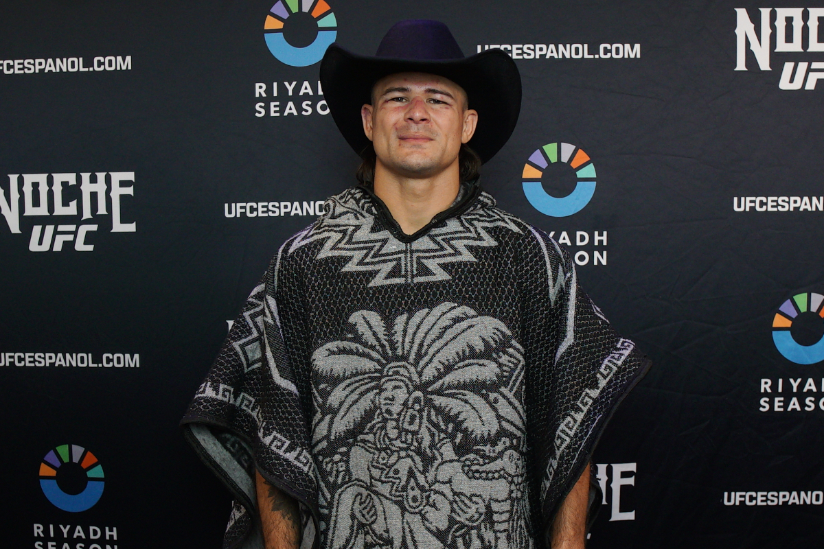 Diego Lopes posa com traje mexicano após vencer no Noche UFC