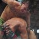 Diego Lopes golpeia um acuado Brian Ortega no Noche UFC