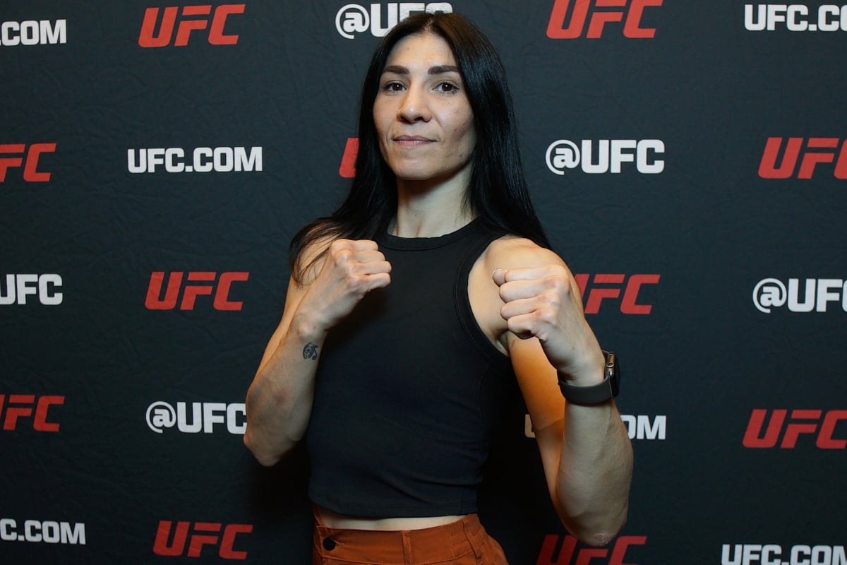 Irene Aldana posa para foto antes de entrevista para o Noche UFC