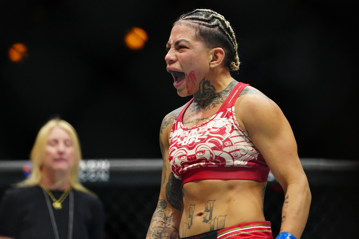 Ketlen Esquentadinha comemora vitória impactante no Noche UFC