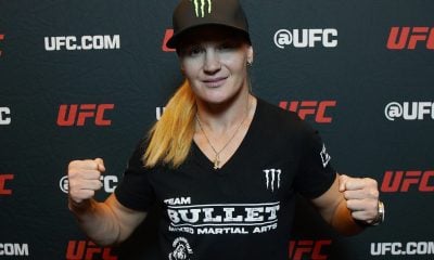 Com um boné preto, Valentina Shevchenko posa para foto durante entrevista na semana do Noche UFC