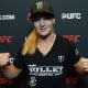 Com um boné preto, Valentina Shevchenko posa para foto durante entrevista na semana do Noche UFC