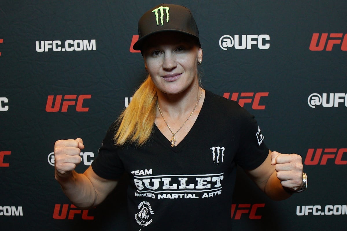 Com um boné preto, Valentina Shevchenko posa para foto durante entrevista na semana do Noche UFC