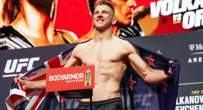 Destaque do UFC, Dan Hooker aplica surra em youtuber americano durante desafio; veja