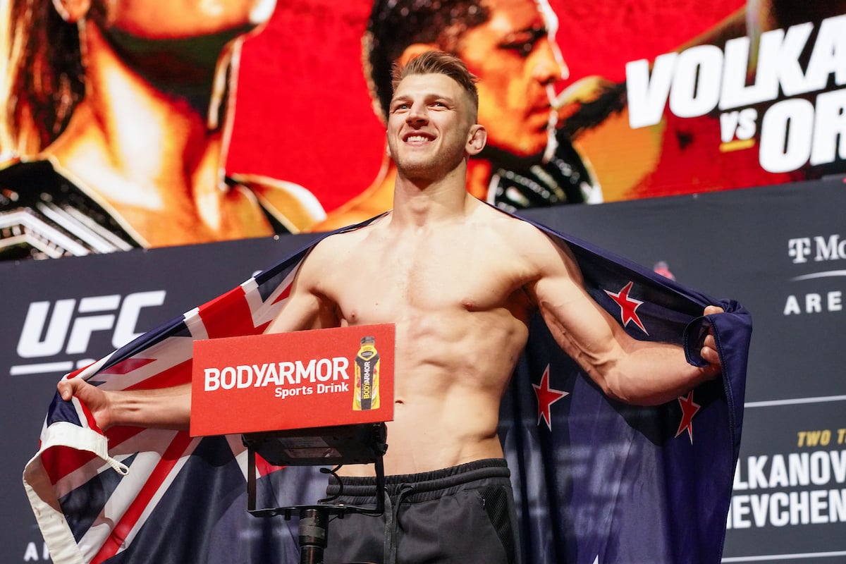 Dan Hooker na pesagem cerimonial do UFC 266.