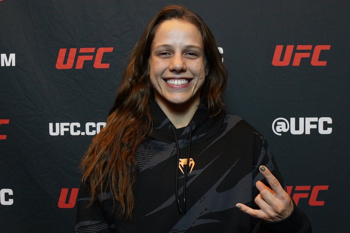 Julia Polastri posa para foto no media day do UFC Vegas 98.