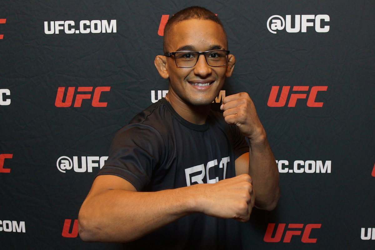 Lucas Fenômeno posa para foto no media day do UFC Vegas 98.